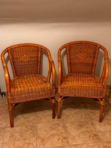 2 rotan stoelen in zeer goede staat + 1 extra gratis beschikbaar voor biedingen
