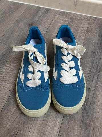 Heel mooie blauwe sneakers beschikbaar voor biedingen