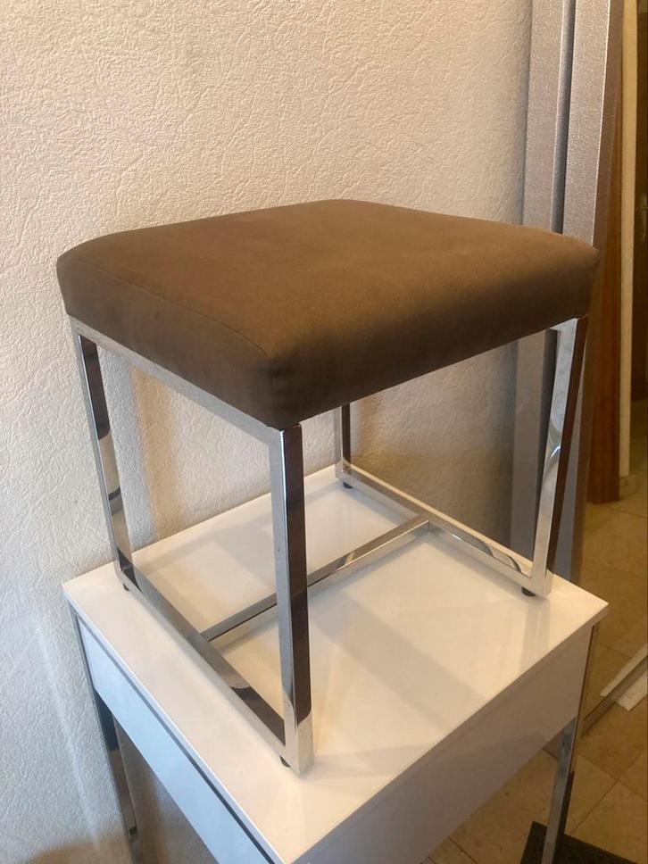 Design poef bruin met chrome onderstel, Huis en Inrichting, Krukjes, Zo goed als nieuw, Ophalen