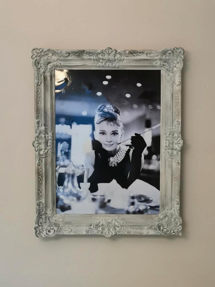 Grand cadre Audrey Hepburn - patine shabby  chic - 69x88 cm, Huis en Inrichting, Woonaccessoires | Lijsten, Gebruikt, Hout, Ophalen