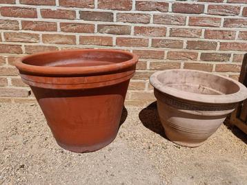 2  terracotta bloempotten  beschikbaar voor biedingen