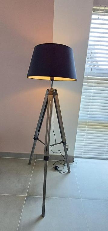 Vloerlamp en tafellamp beschikbaar voor biedingen
