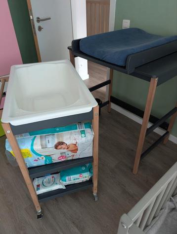 Table d'allaitement et lit pour bébé en bois, Enlèvement, Comme neuf