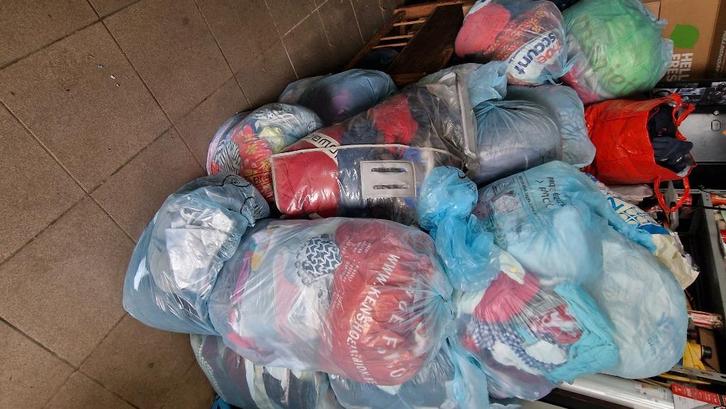 Verkoop 300 kg kleding voor 0,5 euro per kilo, Kleding | Dames, Dames-kledingpakketten, Gedragen, Ophalen of Verzenden