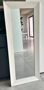 Spiegel met houten kader, gelakt. Staan of ophangen., Ophalen, 100 tot 150 cm, Zo goed als nieuw, Rechthoekig