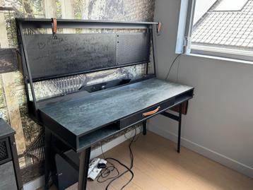 Kamer jongen (bed+lade), kleer- en boekenkasten, bureau,... beschikbaar voor biedingen