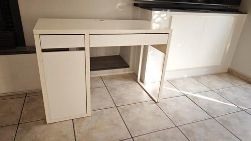 Witte bureau met plaats voor kabels te koop, Huis en Inrichting, Bureaus, Gebruikt, Bureau, Ophalen