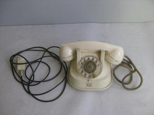Vintage Witte kunststoffen telefoon met kiesschijf - RTT., Telecommunicatie, Vaste telefoons | Niet Draadloos, Gebruikt, Bakeliet