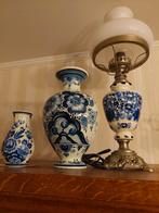 DELFS TRIO LAMP EN TWEE VAZEN, Antiek en Kunst, Ophalen of Verzenden