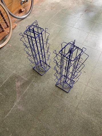 Eén kaartenmolen, kaartenrek (A6 formaat postkaarten) beschikbaar voor biedingen