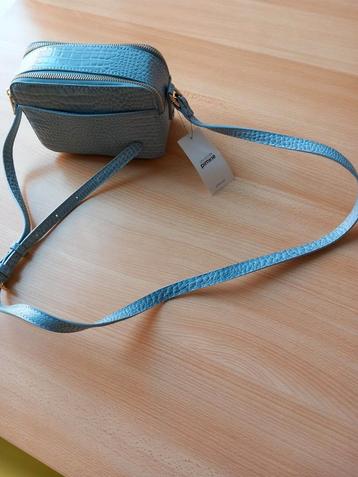 Nieuw lichtblauw handtasje beschikbaar voor biedingen