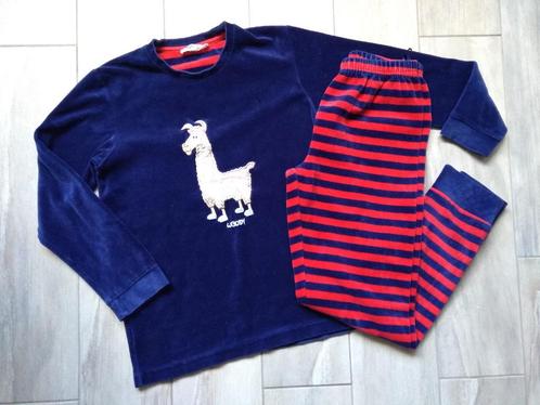 ★ M140 - Woody winterpyjama in velours thema lama, Kinderen en Baby's, Kinderkleding | Maat 140, Gebruikt, Jongen, Nacht- of Onderkleding