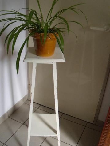 Antieke bloempotstaander/ piedestal beschikbaar voor biedingen