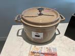 Nieuwe Staub hoge braadpan Sesam 24 cm in de doos, Gietijzer, Nieuw, Ophalen of Verzenden, Keramische plaat