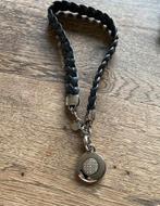 collier ras de cou avec médaillon . Dyrberg/Kern, Comme neuf, Avec pendentif, Noir, Autres matériaux