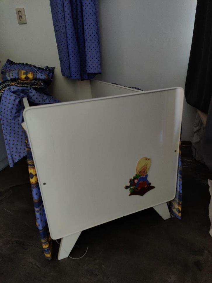 Sprookjesachtig vintage kinderbedje met hemel en bijpassende, Huis en Inrichting, Slaapkamer | Bedden, Zo goed als nieuw, Eenpersoons