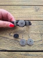 Set van zwarte armband en oorbellen met fantasie drukknoop, Ophalen of Verzenden, Nieuw, Zwart, Met strass