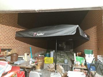 2x mooie grote Jupiler parasol met zware voet te koop! beschikbaar voor biedingen