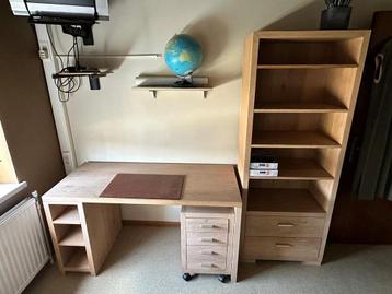 Bureau & boekenkast beschikbaar voor biedingen