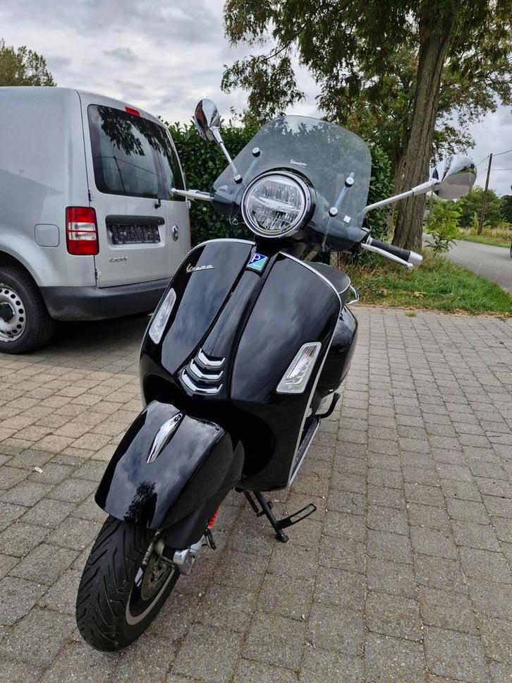 Vespa 125cc gts zwart. Nieuwstaat 07/2022. 2311km, Fietsen en Brommers, Brommers | Vespa, Ophalen