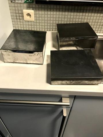oude blikken dozen beschikbaar voor biedingen
