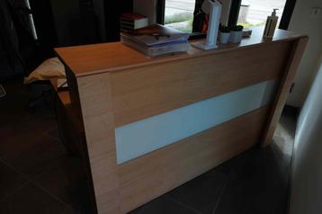 Dubbele bureau voor receptie beschikbaar voor biedingen