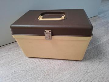Grote vintage curver naaikoffer hobbykoffer mooie staat beschikbaar voor biedingen