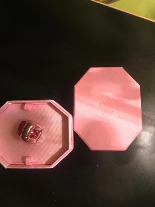 kanjer van een ring van Swarowski maat 60!!, Handtassen en Accessoires, Ringen, Zo goed als nieuw, Dame of Heer, 19 tot 20, Roze