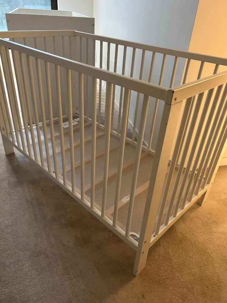 Mooi, wit kinderbedje - modern design, Kinderen en Baby's, Kinderkamer | Bedden, Gebruikt, 140 tot 160 cm, Minder dan 70 cm, Lattenbodem