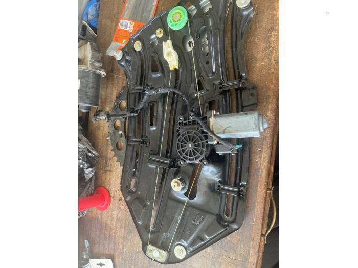 Ruitmechaniek 2Deurs links-achter van een BMW 3-Serie, Auto-onderdelen, Ruiten en Toebehoren, BMW, Gebruikt, 3 maanden garantie