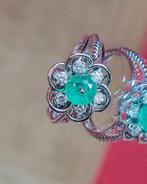 Bloemenring goud/platinum met smaragd en diamanten, Ophalen of Verzenden, Met edelsteen, Dame, Goud