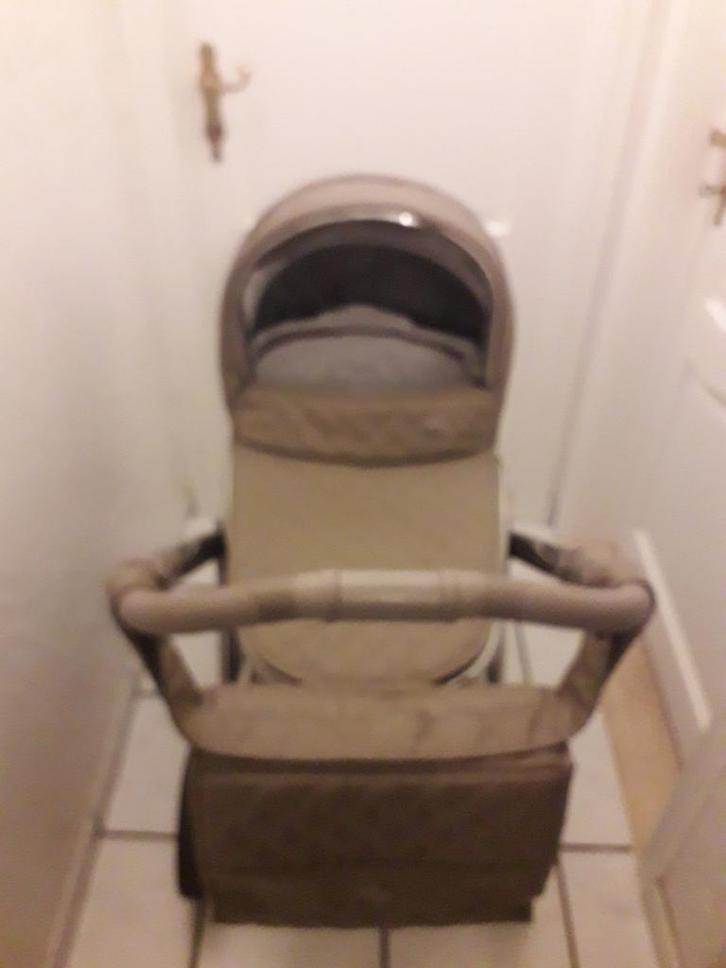 Belle calèche beige avec tous les accessoires inclus, Enfants & Bébés, Chambre d'enfant | Aménagement & Décoration, Enlèvement
