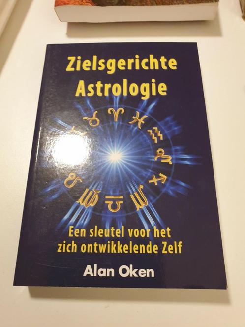 Alan Oken - Zielsgerichte astrologie editie 2021, Livres, Ésotérisme & Spiritualité, Comme neuf, Astrologie, Enlèvement ou Envoi