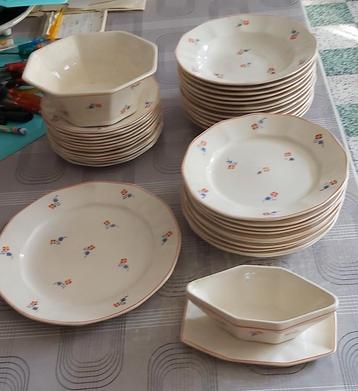 Eet servies beschikbaar voor biedingen