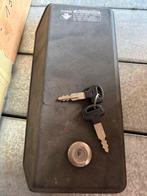 Links dashbord-deksel met twee originele Honda-sleutels., Motoren, Ophalen of Verzenden, Nieuw