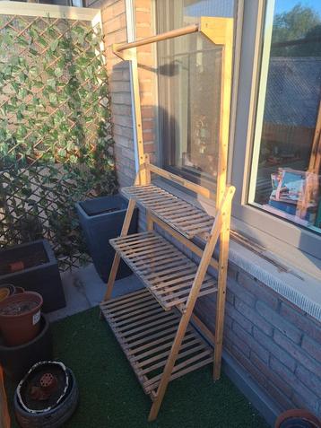 Houten kledingrek beschikbaar voor biedingen