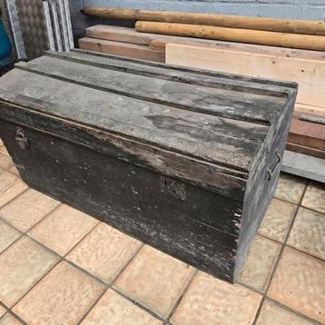 Oude opbergkist beschikbaar voor biedingen