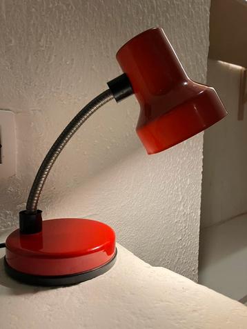 Lampe de bureau rouge vintage  disponible aux enchères