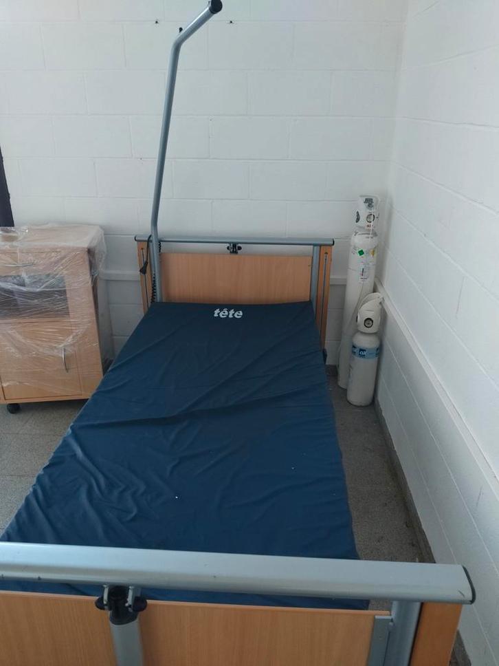 Lit médicalisé + table de nuit sur roulette avec planche, Divers, Matériel Infirmier, Comme neuf, Enlèvement ou Envoi