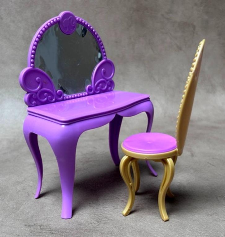 Vanity + stoel Barbie Princess Charm School Royal Bed & Bath, Kinderen en Baby's, Speelgoed | Poppen, Gebruikt, Barbie, Ophalen of Verzenden