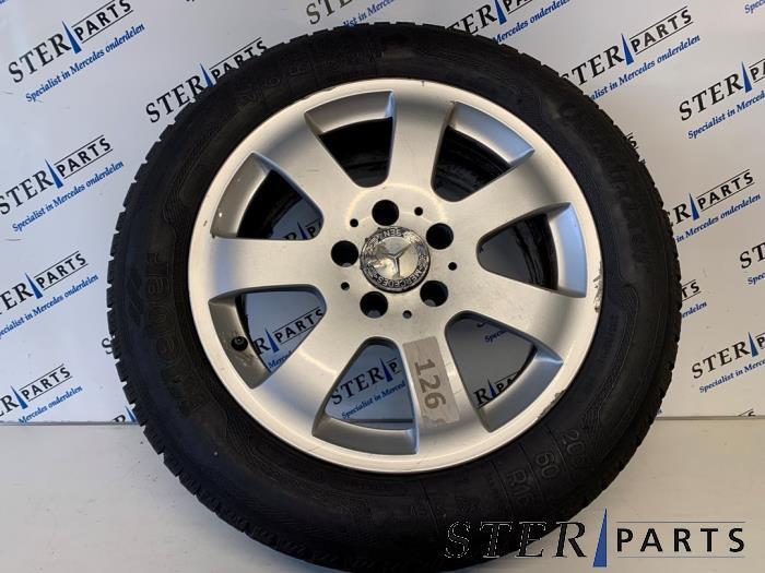 Jante + pneu d'hiver d'un Mercedes E-Klasse, Autos : Pièces & Accessoires, Pneus & Jantes, Véhicule de tourisme, Utilisé, 3 mois de garantie