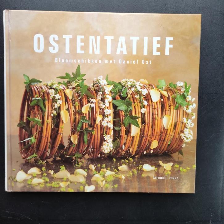 Ostentatief, Boeken, Hobby en Vrije tijd, Zo goed als nieuw, Ophalen of Verzenden