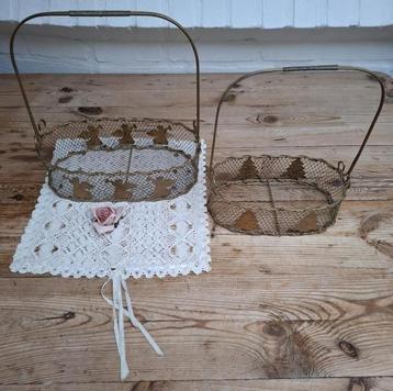 2 Franse brocante metalen draad mandjes, KERST beschikbaar voor biedingen