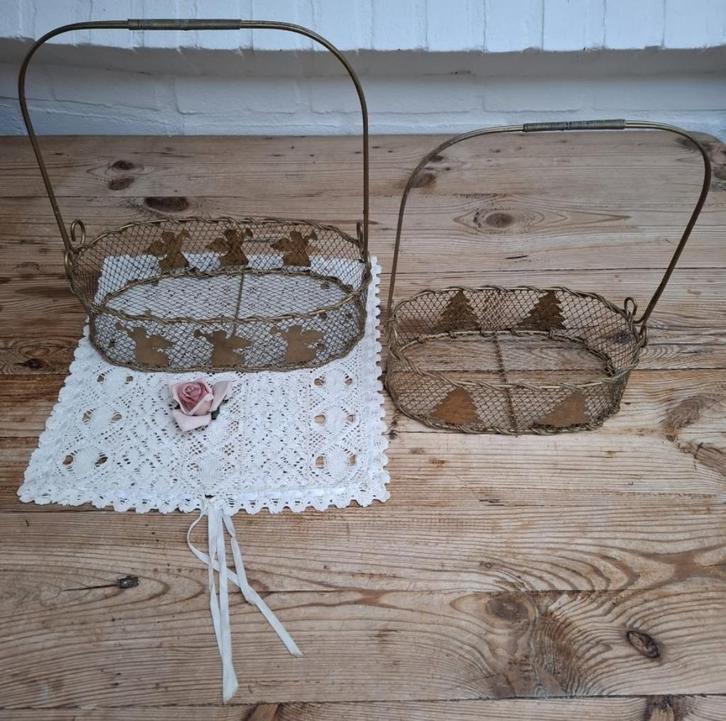 2 Franse brocante metalen draad mandjes, KERST, Diversen, Kerst, Gebruikt, Ophalen of Verzenden