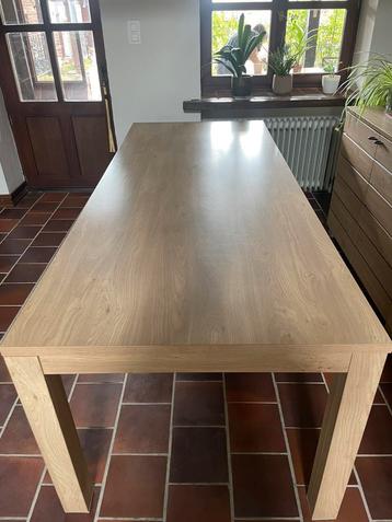 Grote eettafel beschikbaar voor biedingen