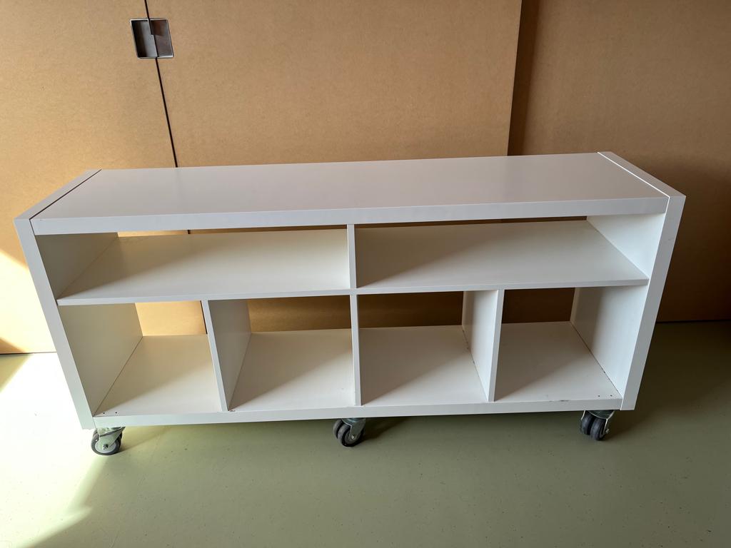 TV Meubel IKEA met 6 stoere wielen, Huis en Inrichting, Kasten |Televisiemeubels, Ophalen, Gebruikt, 100 tot 150 cm, Minder dan 100 cm
