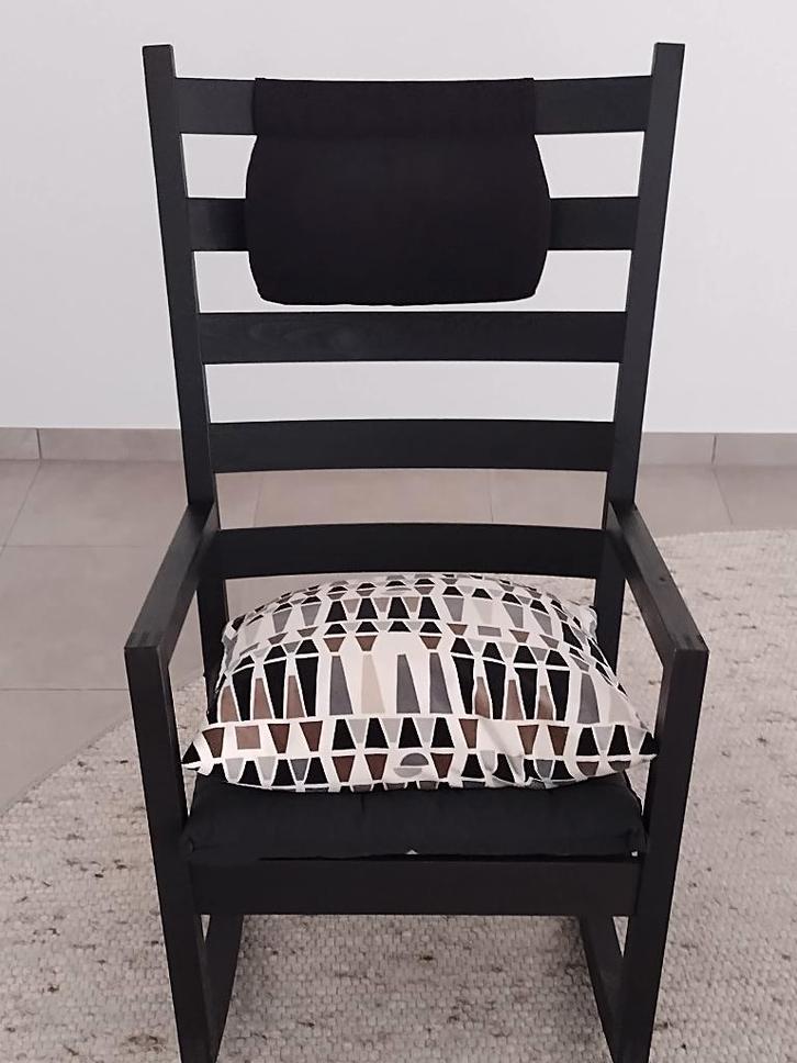 Fauteuil à bascule IKEA Värmö-couleur noire-coussins incl., Maison & Meubles, Fauteuils, Comme neuf, Bois, 50 à 75 cm, Moins de 75 cm
