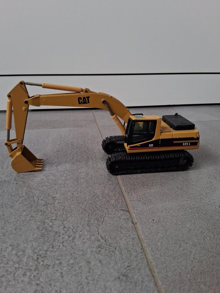 NZG cat 325 No 367 1:50 1992 . NZG liebherr A314  litronic, Hobby & Loisirs créatifs, Voitures miniatures | 1:50, Enlèvement ou Envoi