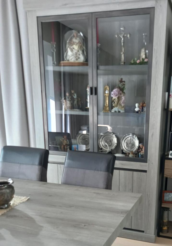 Moderne grijze vitrinekasten wegens verhuis, Huis en Inrichting, Kasten | Vitrinekasten, Ophalen, Zo goed als nieuw, Met deur(en)