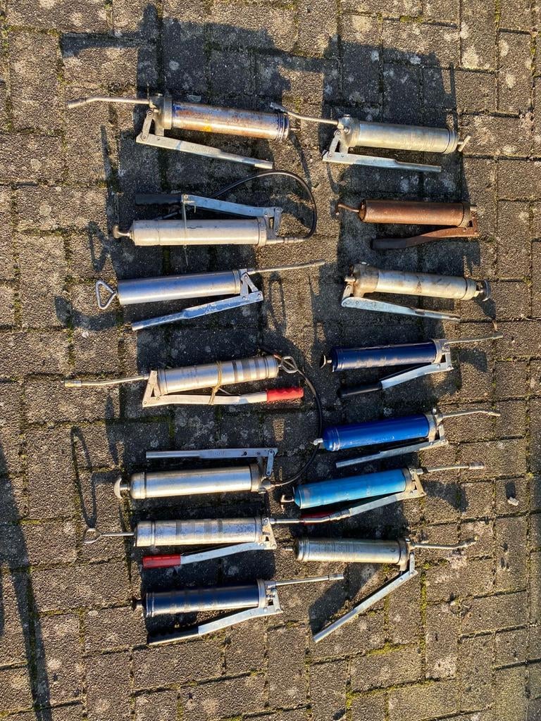 Pompes à graisse, Enlèvement